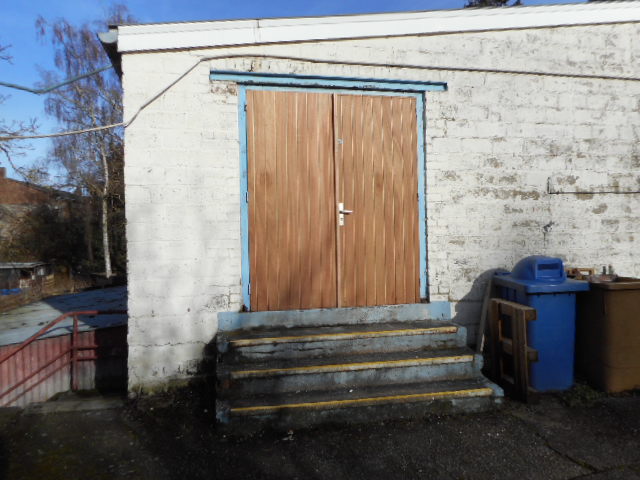 SALLE - ATELIER - +/- 100M2 = 325€